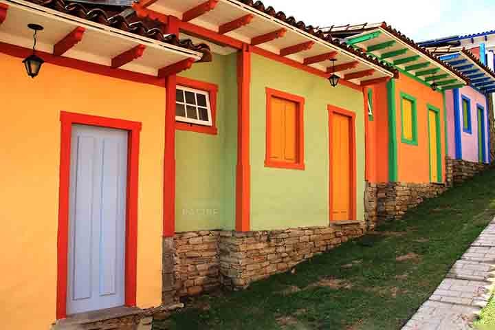 Esse friozinho constante combina perfeitamente com a gastronomia local, rica em pratos típicos mineiros, caldos, fondues e vinhos servidos à luz de velas. Muitos visitantes, aliás, relatam a sensação de ter viajado para outra época.