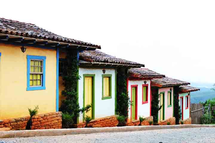Isso se deve não só à arquitetura e à natureza, mas também à receptividade dos moradores. As pousadas têm nomes poéticos, as lojinhas vendem artesanato feito à mão e os bares costumam ter música ao vivo, com voz e violão ao pé da lareira. Nada ali parece urgente.