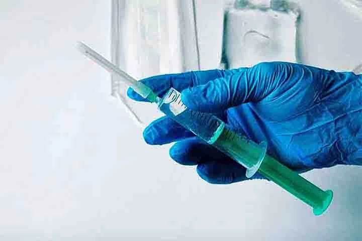 A borracha é amplamente utilizada na produção de luvas cirúrgicas, seringas e outros equipamentos médicos, devido à sua resistência e flexibilidade. Isso a torna indispensável no setor de saúde