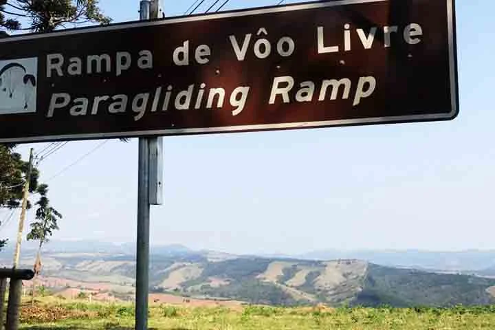 Além de sua beleza natural, com vegetação nativa e riachos, o local atrai visitantes em busca de contemplação e um belo pôr do sol, sendo reverenciado por sua energia especial e significado histórico.