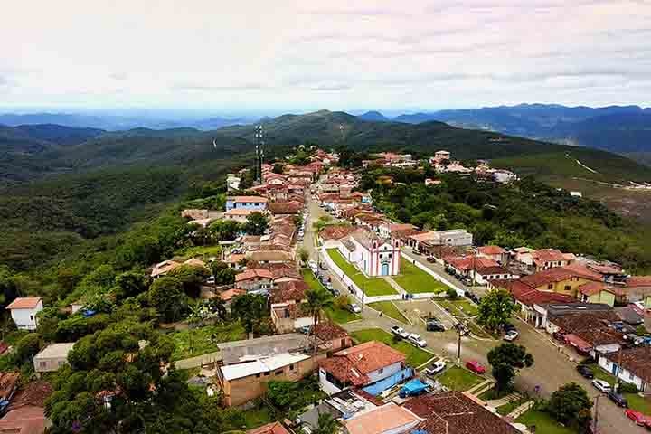 Apesar de pequeno — com cerca de 1.500 habitantes —, o lugar parece viver em câmera lenta, num ritmo ditado pelo cantar dos pássaros, pelo vento fresco e pelos cafés servidos em varandas floridas.
