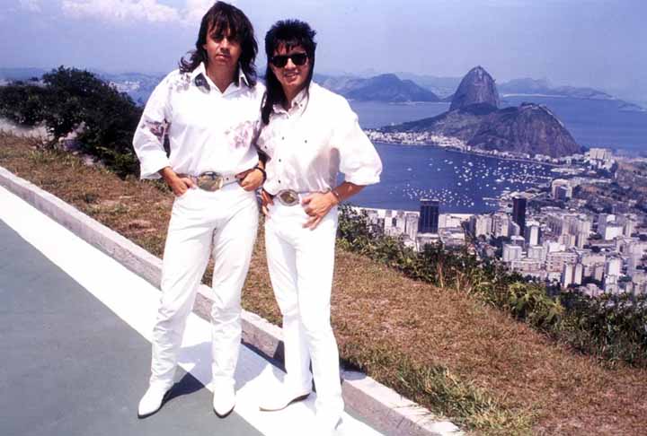 Canção que abre “Cowboy do Asfalto” (1990), o 15º álbum de estúdio de Chitãozinho e Xororó, “Evidências” tornou-se um fenômeno de popularidade com o passar do tempo.
