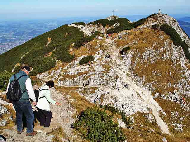 A montanha Untersberg é um refúgio natural a poucos quilômetros de Salzburgo, oferecendo trilhas deslumbrantes e vistas panorâmicas dos Alpes e da cidade. Pode-se chegar ao topo por meio de um teleférico, que leva os visitantes a mais de 1.800 metros de altitude.