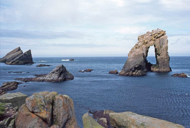 Foula (Escócia): É uma pequena ilha do arquipélago das Shetland, localizado no extremo norte da Escócia, no Reino Unido. Com uma população muito reduzida, Foula é conhecida por sua natureza intocada e paisagens deslumbrantes.