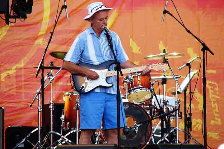 Na obra, ela interpretou uma recém-formada que cria um vínculo estreito com um astro de cinema americano melancólico. Contudo, a relação por trás das câmeras foi totalmente oposta ao que se mostrou na arte.