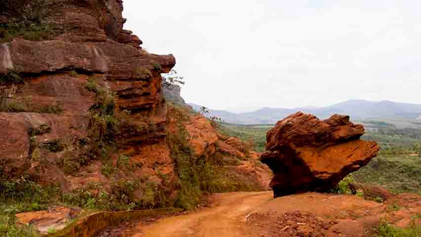 O silêncio é real, o ar é puro, e tudo parece fluir com calma. E sobre o frio constante? Pode até ser um exagero dos locais, mas quem se importa? Em Lavras Novas, até o frio é acolhedor.