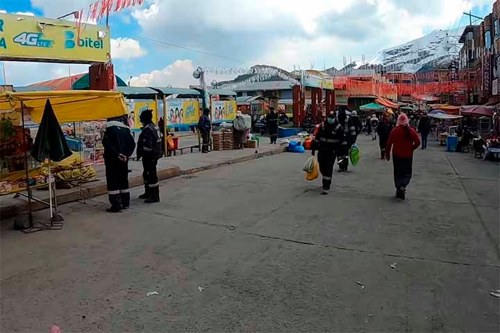 Apesar dos desafios, La Rinconada atrai alguns turistas aventureiros que desejam conhecer a cidade mais alta do mundo e presenciar a dura realidade dos mineiros.