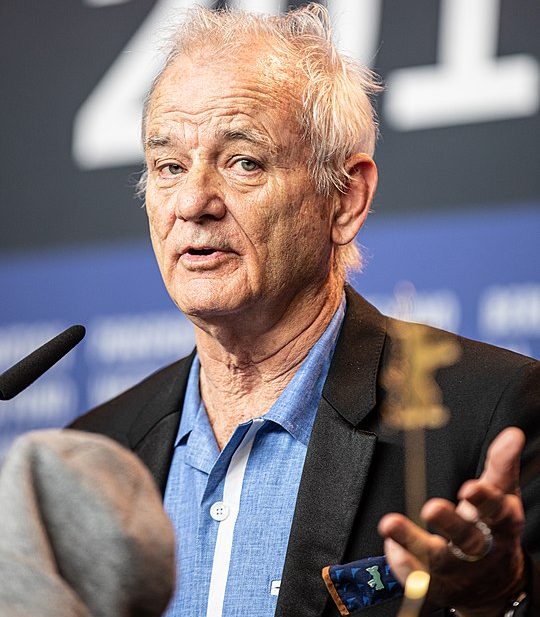 Em 2022, as gravações do filme “Being Mortal” foram suspensas após denúncia de assédio feita por um membro da produção. Bill assumiu e fez um acordo para pagar indenização.