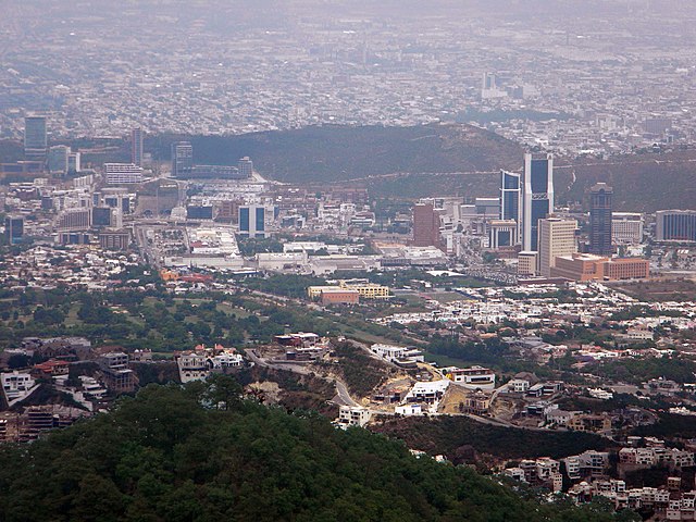 O parque ecológico também tem mirantes de onde se veem paisagens panorâmicas da cidade de Monterrey.