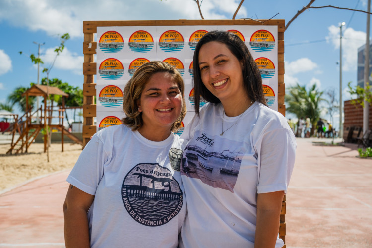 Djeyne Rudolf, coordenadora da "Feirinha do Po&ccedil;o", e Mariana Vasconcelos, 28 anos, produtora de eventos do Po&ccedil;o da Draga.