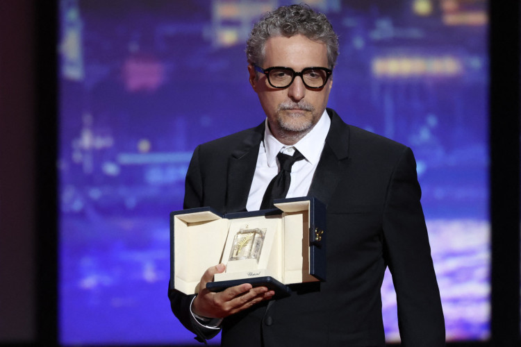 Kleber Mendon&ccedil;a Filho posa ap&oacute;s ganhar o pr&ecirc;mio de Melhor Diretor pelo filme "O Agente Secreto"