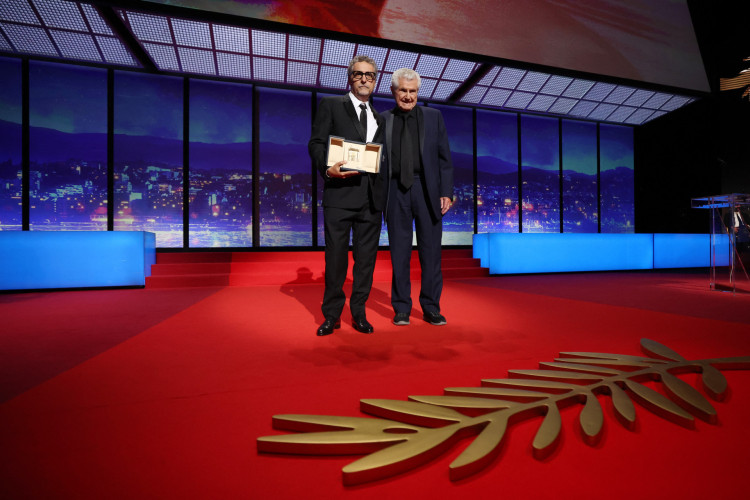 O cineasta brasileiro Kleber Mendonça Filho recebe prêmio de melhor diretor no 78º Festival de Cannes por seu trabalho no longa-metragem O Agente Secreto(Foto: VALERY HACHE / AFP)