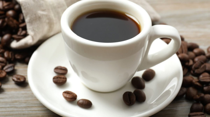 O café oferece diversos benefícios para o organismo, mas deve ser consumido com moderação para evitar malefícios (Imagem: Sunlight_s | Shutterstock) 