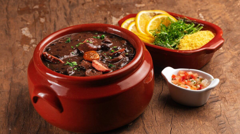 Feijoada vegana com linguiça vegetal (Imagem: Igor Vilela Rotundo | Shutterstock)