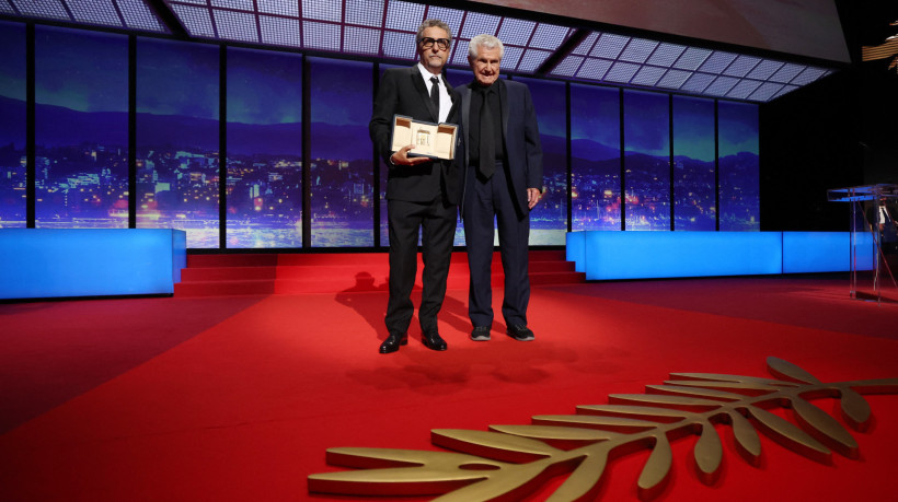 O cineasta brasileiro Kleber Mendonça Filho recebe prêmio de melhor diretor no 78º Festival de Cannes por seu trabalho no longa-metragem O Agente Secreto