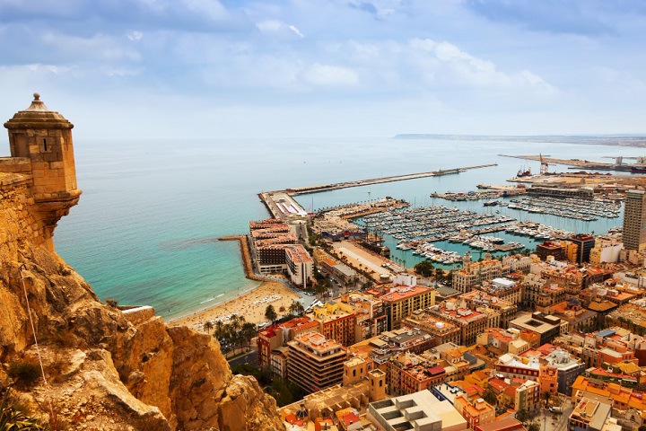 A cidade de Almería, onde o hotel foi construído, fica localizada no sudeste da Espanha, na comunidade autônoma da Andaluzia.