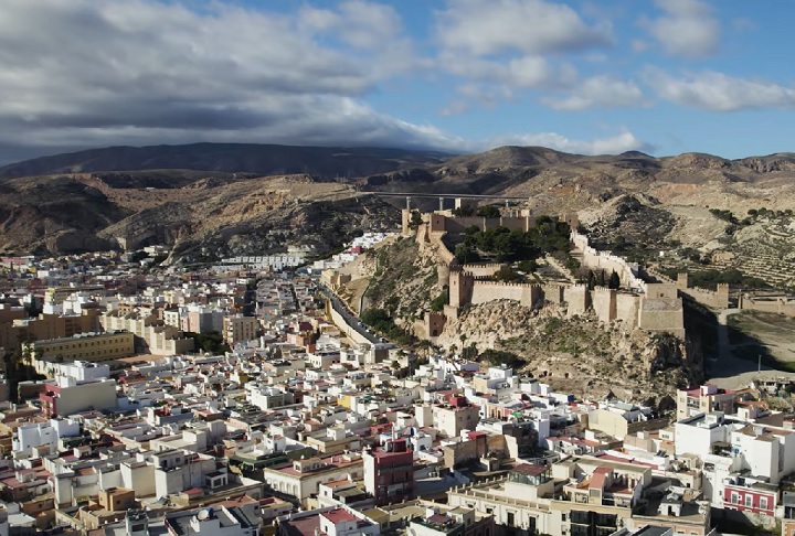 Além disso, a região de Almería é um importante polo agrícola, conhecida como a horta da Europa devido às suas vastas estufas que produzem grande parte dos legumes consumidos no continente.