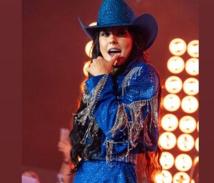 No palco, Chitãozinho e Xororó receberam na sessão “Para Sempre Sertanejo” artistas de diferentes gerações do gênero, como Ana Castela (foto), Júnior e Simone Mendes. 
