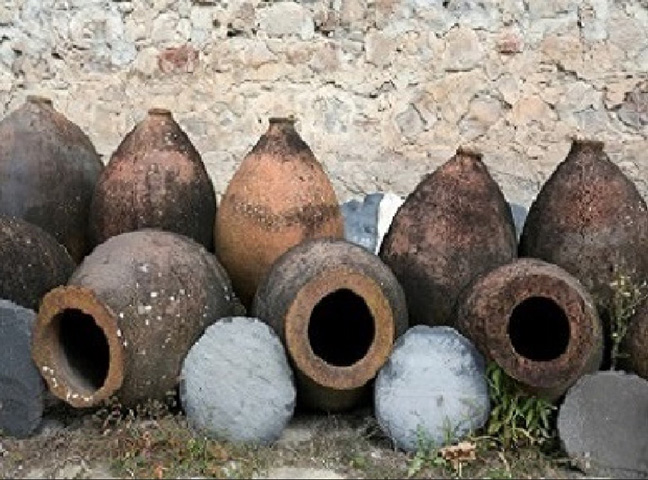 O país se aproveita dessa fama para alavancar a produção, que se baseia em colocar a uva inteira até com casca e semente dentro de uma ânfora (vaso de cerâmica com duas alças) e deixá-la enterrada por meses ou até anos.