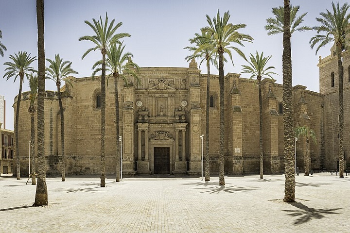 No centro histórico, a Catedral da Encarnação é uma das atrações. Construída no século 16 com características góticas e renascentistas, ela funcionou como fortificação contra ataques piratas.
