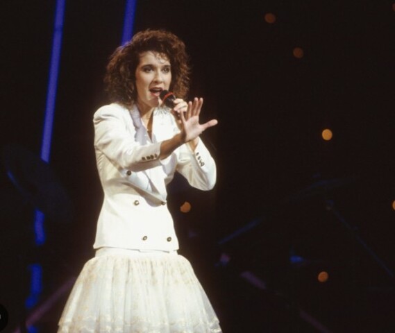 Há 37 anos, Céline Dion venceu a competição destinada a artistas iniciantes de diversos países. Ganhar o Eurovision Song Contest em 1988 pela Suíça foi um momento que transformou a minha vida. Sou muito grata por todo mundo que me apoiou. Agora, 37 anos depois, é tão lindo e emocionante ver a Suíça sediar este evento incrível mais uma vez, declarou a artista, que foi homenageada na cerimônia.


