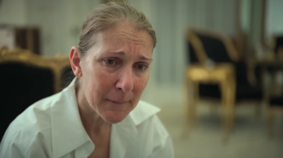 Desde que revelou que sofre da Síndrome da Pessoa Rígida, em dezembro de 2022, Céline Dion é acompanhada com atenção solidária pelo público. No documentário Eu Sou: Céline Dion, que estreou no fim de junho de 2024, no Prime Video, a artista abre o jogo sobre a doença incapacitante que a afastou dos palcos. 
