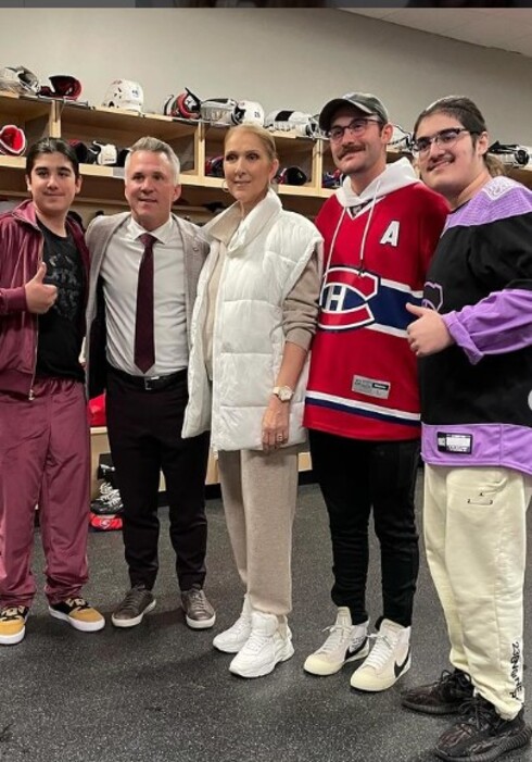 Meses antes, em novembro de 2023, Céline esteve com os três filhos na partida de hóquei no gelo entre o Montreal Canadiens, time para o qual torce, e o Vegas Golden Knights, em Las Vegas. Em suas redes sociais, a artista escreveu: Os meus rapazes e eu nos divertimos tanto! Jogaram tão bem, que jogo!! 
