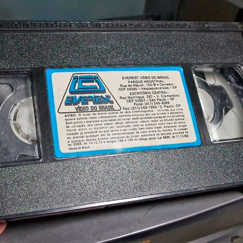 Se você nasceu nos anos 90, certamente viveu os últimos anos da fita de videocassete. Se hoje você pode assistir filmes e séries em aplicativos de streaming, nos anos 90 e até mesmo no começo dos anos 2000 era necessário ir em alguma locadora e alugar fitas. 