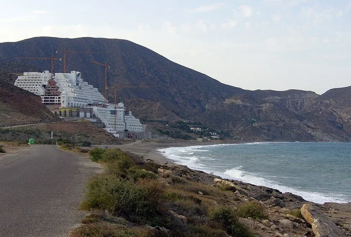 O governo da Espanha decidiu encerrar um longo conflito envolvendo um hotel construído ilegalmente dentro do Parque Natural de Cabo de Gata-Níjar, em Almería.