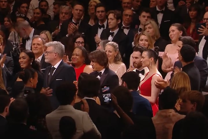 O filme e o astro de 62 anos receberam cinco minutos de aplausos depois da exibição do filme em uma das sessões do festival.