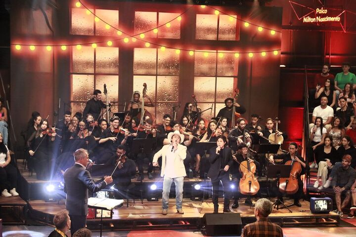 A dupla foi acompanhada pela Orquestra Sinfônica Heliópolis, a primeira orquestra do mundo a ter surgido em uma favela. 