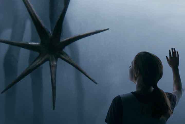 A Chegada (2016): dirigido por Denis Villeneuve, é um drama de ficção científica que segue a linguista Louise Banks (Amy Adams), que é chamada para ajudar a decifrar a linguagem de visitantes alienígenas que chegaram à Terra. Enquanto ela trabalha para entender a comunicação dos extraterrestres, ela enfrenta desafios emocionais e éticos relacionados ao contato interplanetário. A narrativa não linear e a abordagem filosófica criam uma experiência de visualização envolvente e reflexiva.