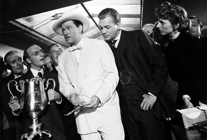 Cidadão Kane (1941): dirigido e estrelado por Orson Welles, é um dos filmes para a história. Narra a vida de Charles Foster Kane, um magnata da mídia cuja morte é marcada por um enigma sobre a última palavra que ele pronunciou. O filme é contado através de uma série de flashbacks, enquanto jornalistas investigam o significado de Rosebud, a palavra final de Kane. A obra é amplamente considerada uma das mais influentes da história do cinema.