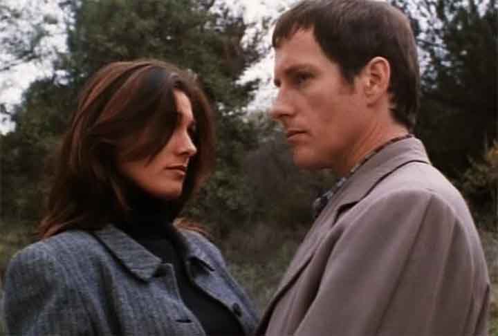 Amnésia (2000): este thriller psicológico, dirigido por Christopher Nolan, gira em torno de Leonard Shelby (Guy Pearce), um homem com perda de memória recente devido a um trauma. Leonard está em uma busca obsessiva para descobrir quem matou sua esposa, mas sua condição faz com que ele confunda pistas e suspeitos. A narrativa é contada de forma não linear, o que reflete a confusão e a complexidade da mente de Leonard. O filme explora temas como a verdade, a percepção e a natureza da memória, mant