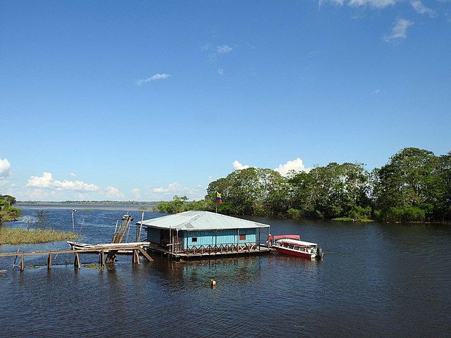 Puerto Nariño é conhecida como a cidade sustentável da Amazônia colombiana, sem carros e com grande preservação ambiental.
A economia local é baseada no turismo ecológico, pesca e artesanato indígena.
