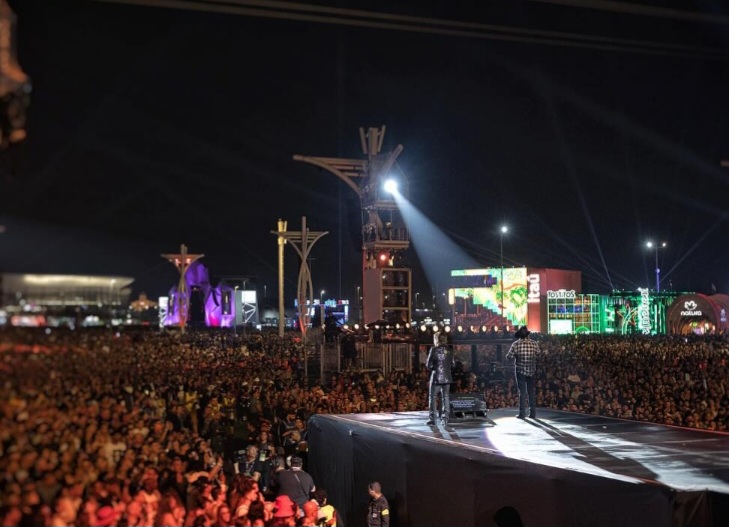 Com 54 anos de carreira, os irmãos José Lima (Chitãozinho) e Durval de Lima (Xororó) vivem um momento especial. Em 2024, eles lideraram a estreia da música sertaneja no Rock in Rio. 



