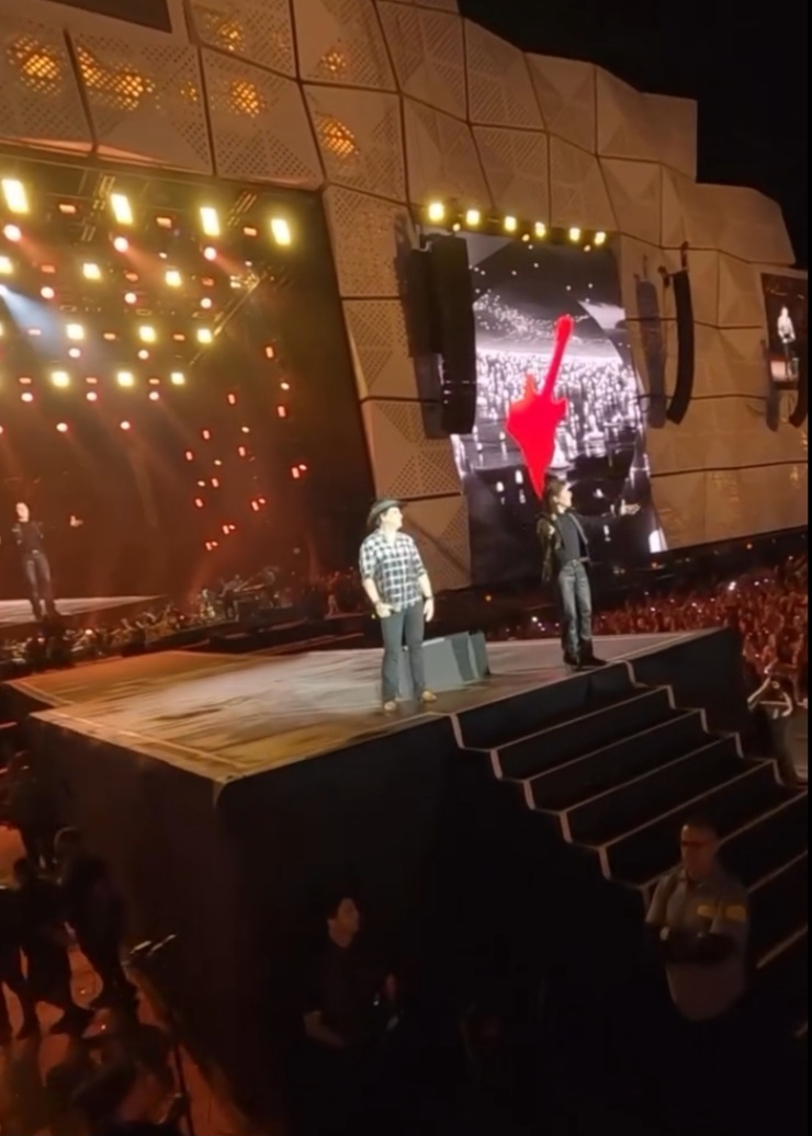 Um dos pontos altos da apresentação foi durante a perfomance de Evidências, sucesso absoluto da dupla. A música, que encerrou o show, foi cantada em coro pela multidão.
