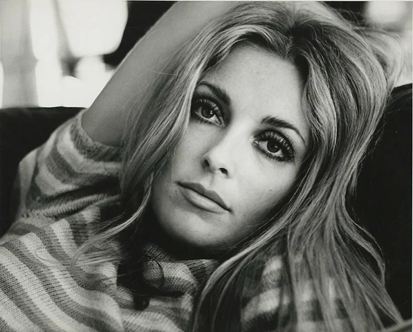 Sharon Tate - A atriz e modelo americana de 26 anos, casada com o cineasta Roman Polanski, estava grávida quando foi morta a tiros e facadas por fanáticos seguidores de Charles Manson, em 9/8/69. Os criminosos pegaram prisão perpétua, exceto Linda Kasabian, que contou tudo em troca de imunidade.