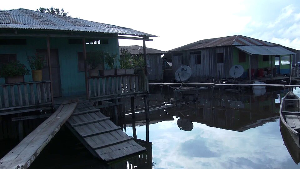 Tarapacá foi um antigo posto militar colombiano e hoje é uma vila com comércio voltado para produtos da floresta.
Ambas as localidades são acessíveis apenas por rio ou avião, sem estradas conectando-as a grandes centros urbanos.