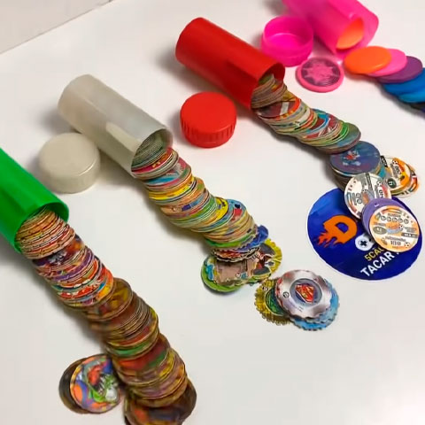 Outra febre entre as crianças foram os Tazos. Era possível adquirir, principalmente, comprando biscoitos. 