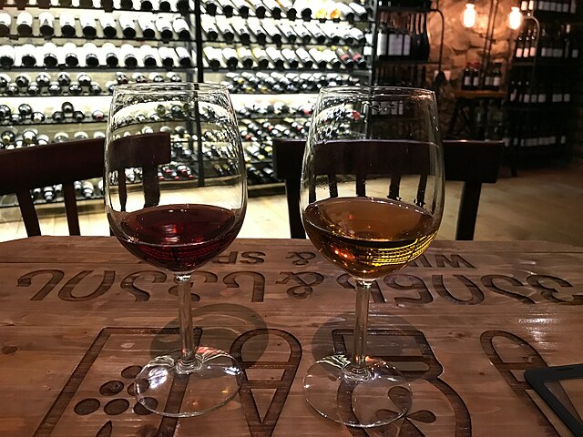 Esse tipo de vinho é mais espesso e forte comparado com os outros métodos. Ainda há o vinho branco, bastante grosso, que é feito pelo mesmo procedimento de fabricação do tinto. O resultado é uma bebida mais parecida com a cerveja, que eles chamam de vinho âmbar (direita).