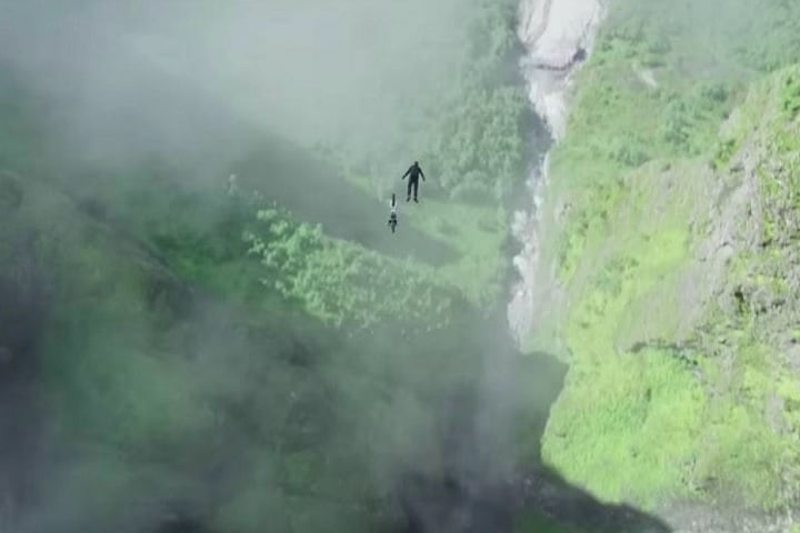 Além de cenas de luta em cima de um trem em movimento, o filme conta com um salto de moto em um penhasco que Tom Cruise treinou por quase um ano!