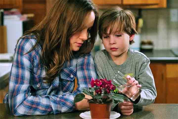 Jacob Tremblay em O Quarto de Jack (2015): Com apenas 9 anos, Tremblay entregou uma performance emocionante e encantou o público como Jack, uma criança criada em cativeiro. 