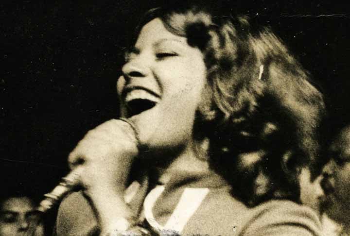 Foi uma das primeiras cantoras a gravar sambas com grande sucesso comercial. foi pioneira ao abrir espaço para mulheres no samba, um campo até então dominado por homens. Gravou clássicos como O Mar Serenou, Canto das Três Raças e Conto de Areia, exaltando as tradições afro-brasileiras.