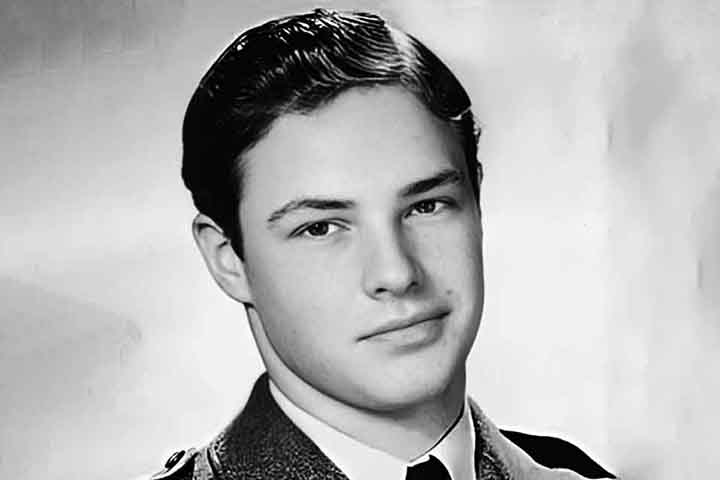 Eventualmente, ele se mudou para Nova York em 1943, onde começou a estudar atuação na The New School e no Actors Studio, aprofundando-se no Método, técnica que enfatiza a imersão psicológica no personagem.
