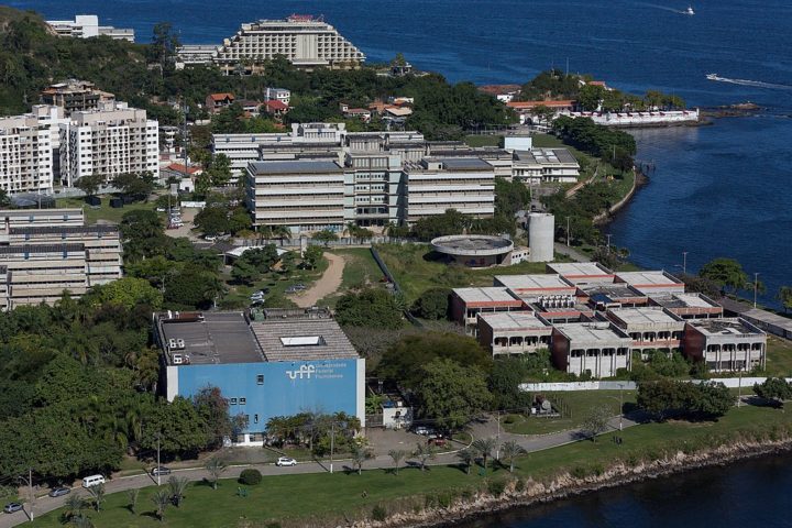 A cidade também abriga a Universidade Federal Fluminense (UFF), uma das mais renomadas do Brasil.