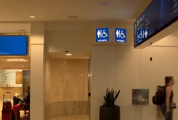 Antes de encontrar o animal, o funcionário havia avistado uma mulher limpando um recipiente de água e ração em uma das cabines do banheiro.