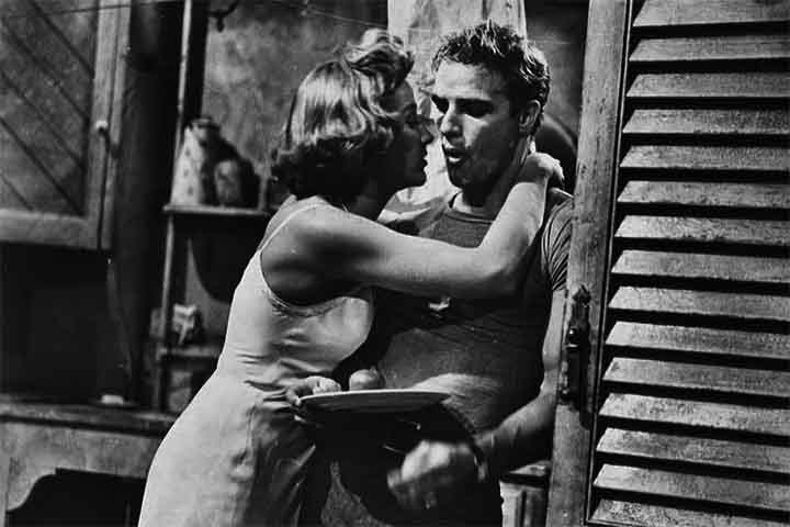 A transição para o cinema foi natural e meteórica. Em 1951, Brando reprisou o papel de Stanley Kowalski na versão cinematográfica de Um Bonde Chamado Desejo, dirigida por Kazan. Sua atuação foi explosiva, crua e revolucionária, rendendo-lhe sua primeira indicação ao Oscar. 
