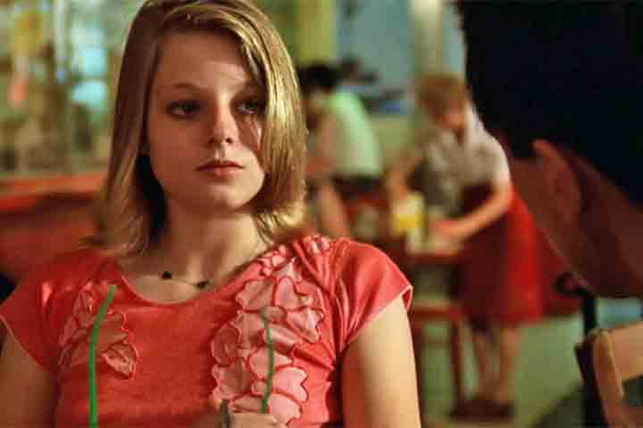 Jodie Foster em Taxi Driver (1976): Com apenas 13 anos, Foster interpretou uma adolescente garota de programa em uma performance chocante e corajosa. Ali, a atriz consolidou sua reputação de talento prodígio.