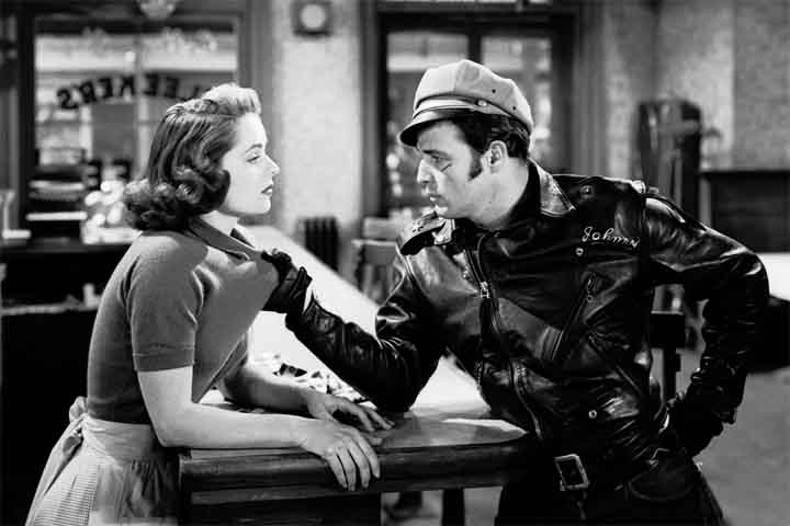 Nascido em 3 de abril de 1924, em Omaha, Nebraska, Brando cresceu em um ambiente familiar turbulento. Sua mãe, Dorothy, era atriz e uma influência artística em sua vida, enquanto seu pai, Marlon Brando Sr., era um homem de negócios severo. Durante a adolescência, Brando demonstrou um comportamento rebelde, o que o levou a ser expulso de diversas escolas.